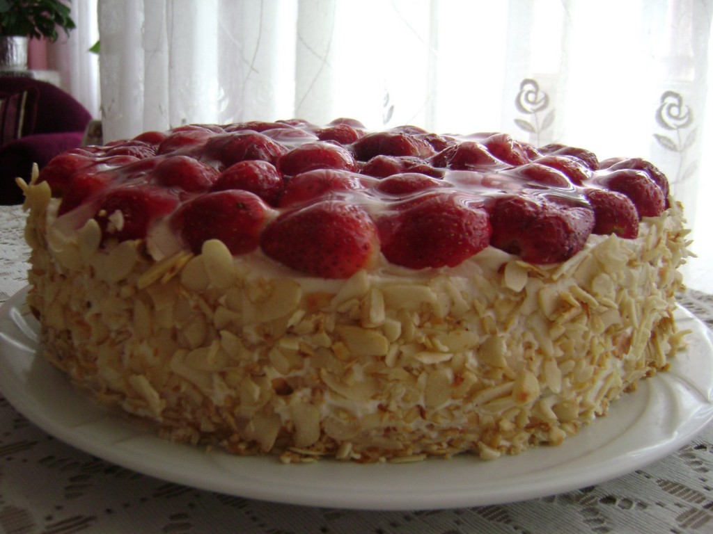 Gâteau aux fraises et amandes1