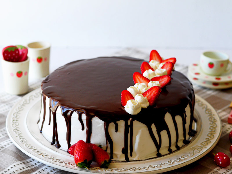 Gâteau d'anniversaire aux fraises et crème fouettée1