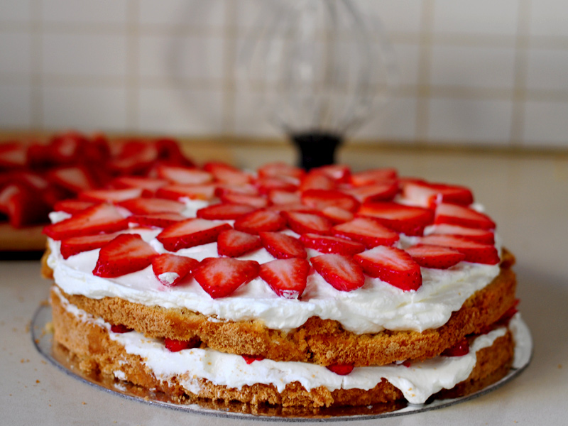 Gâteau d'anniversaire aux fraises et crème fouettée5