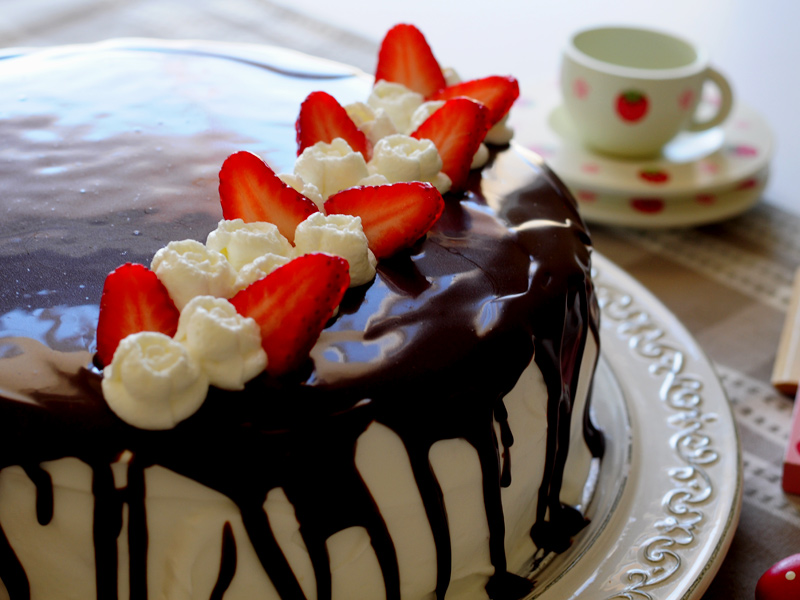 Gâteau d'anniversaire aux fraises et crème fouettée9