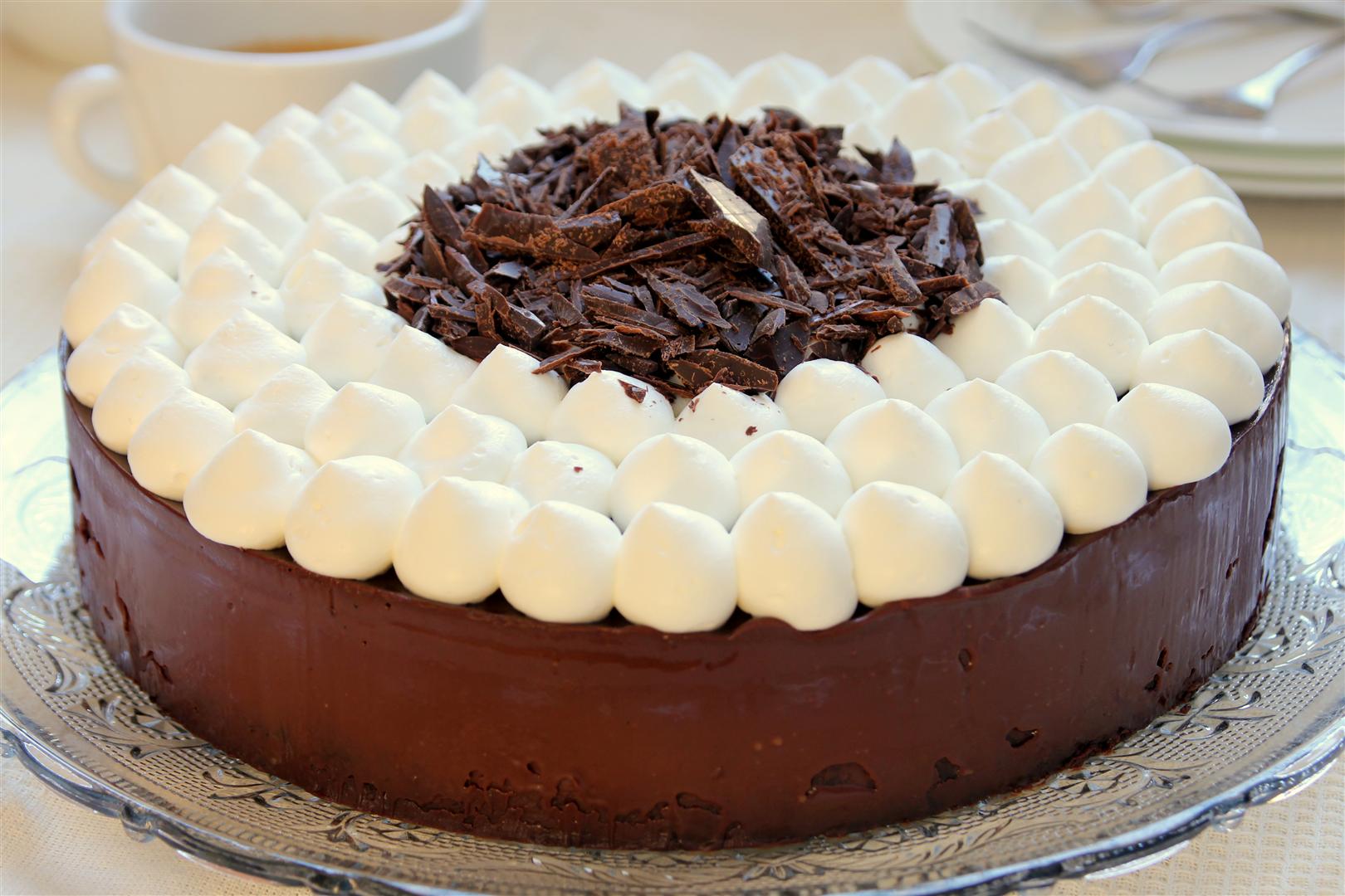 Gâteau au chocolat rapide avec des nuages ​​de crème fouettée1