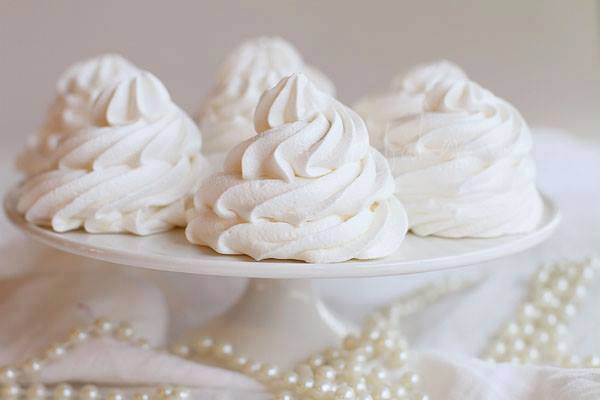 Meringue Française – Gâteaux & Délices